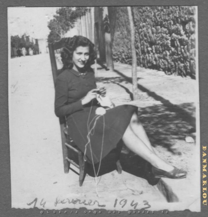 FAMILLE  MAMAN TRICOTTANT RUE DE LIEGE.jpg